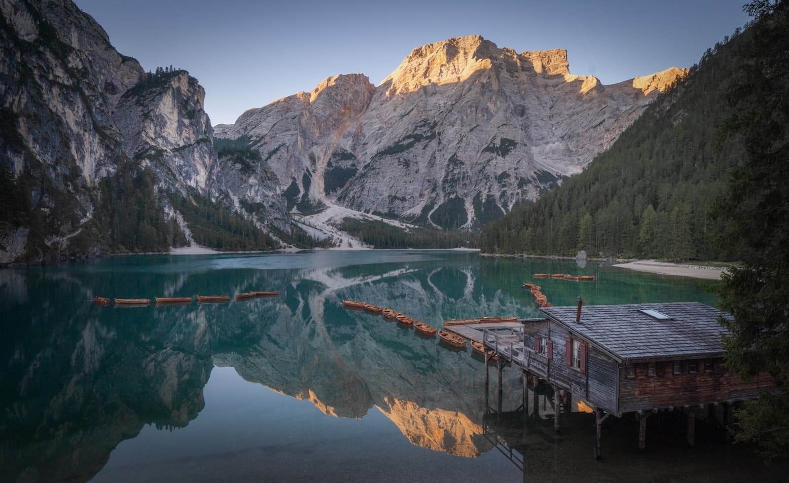 Planinsko jezero s odrazom vrhova u mirnoj vodi