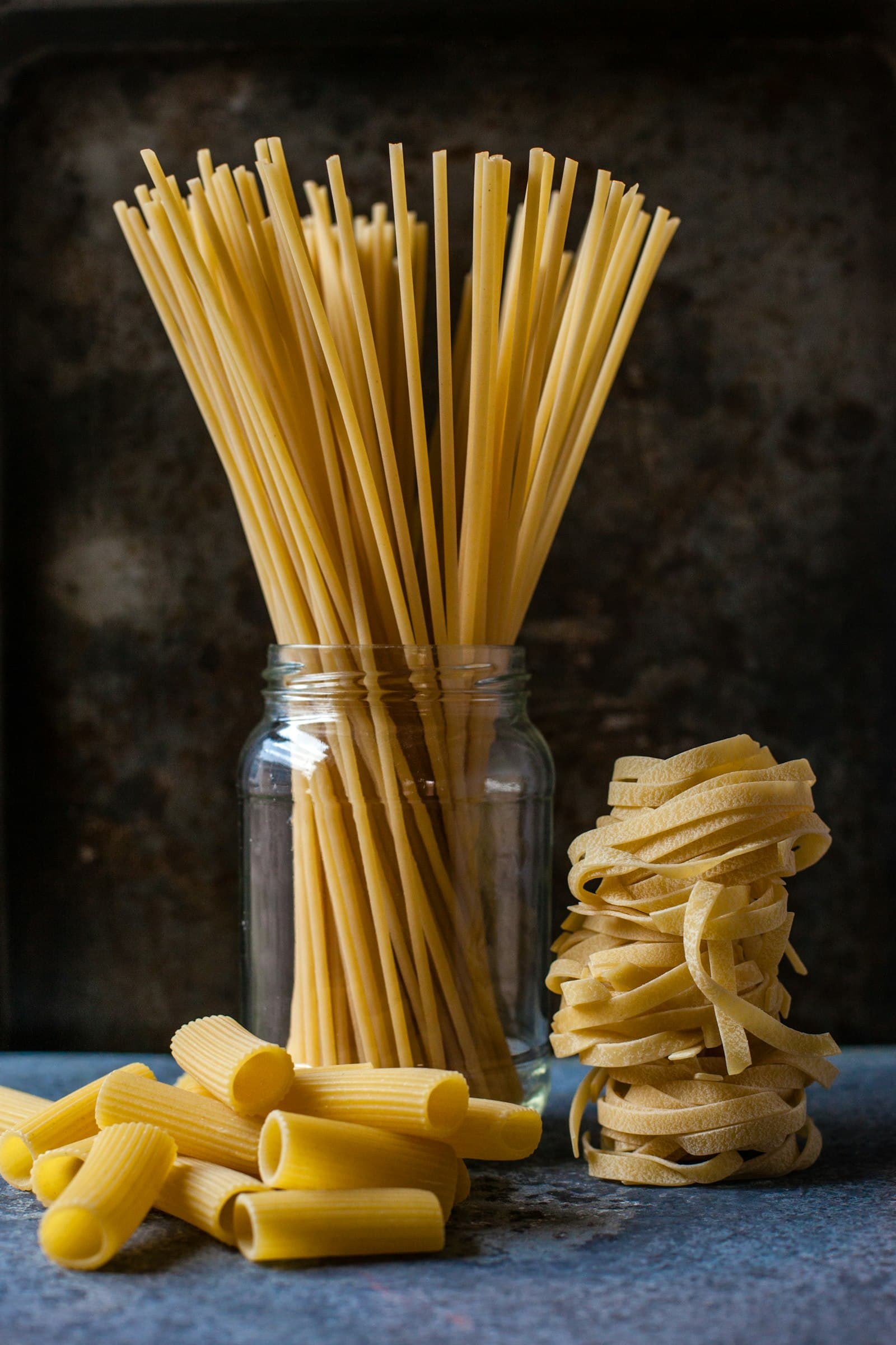 Suha tjestenina u tri oblika — špageti, rigatoni i gnijezda tagliatella