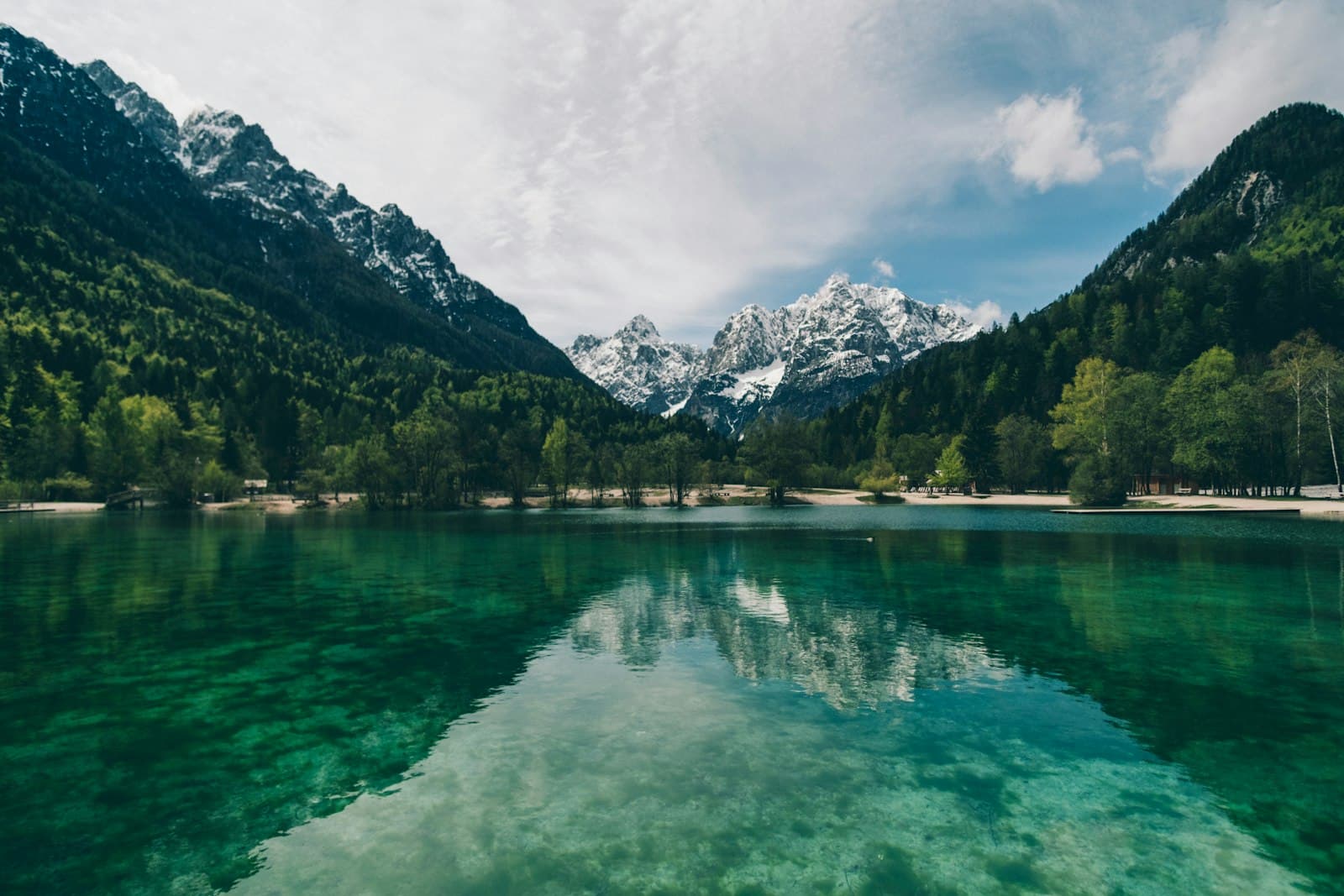 Tirkizno planinsko jezero u Alpima