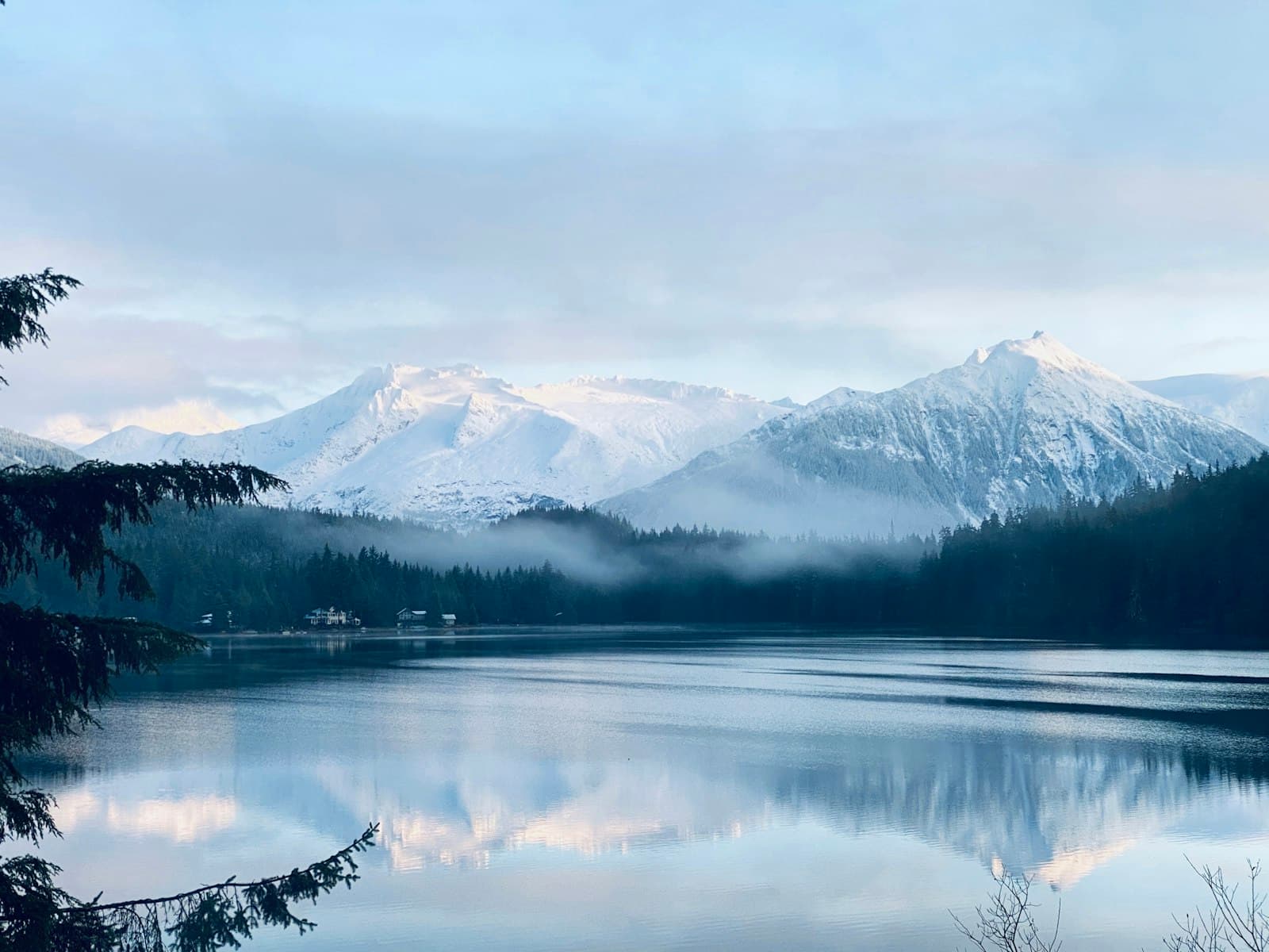 Jezero u magli, rano ujutro
