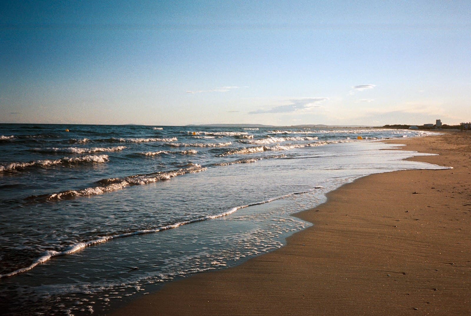 Plaža u septembru, u zalazak sunca