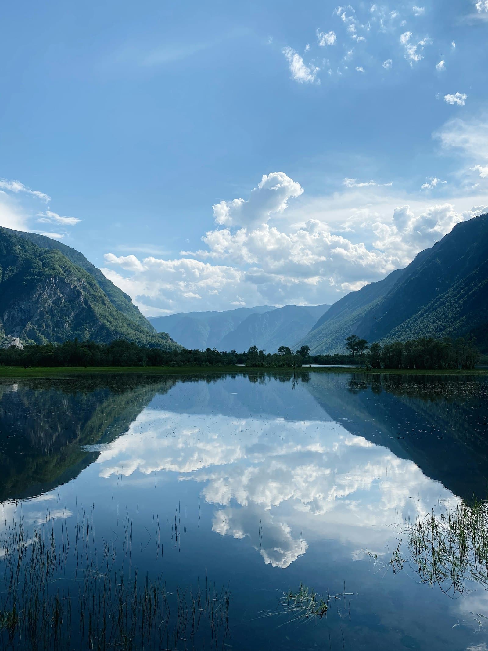 Planinsko jezero u jutarnjem miru