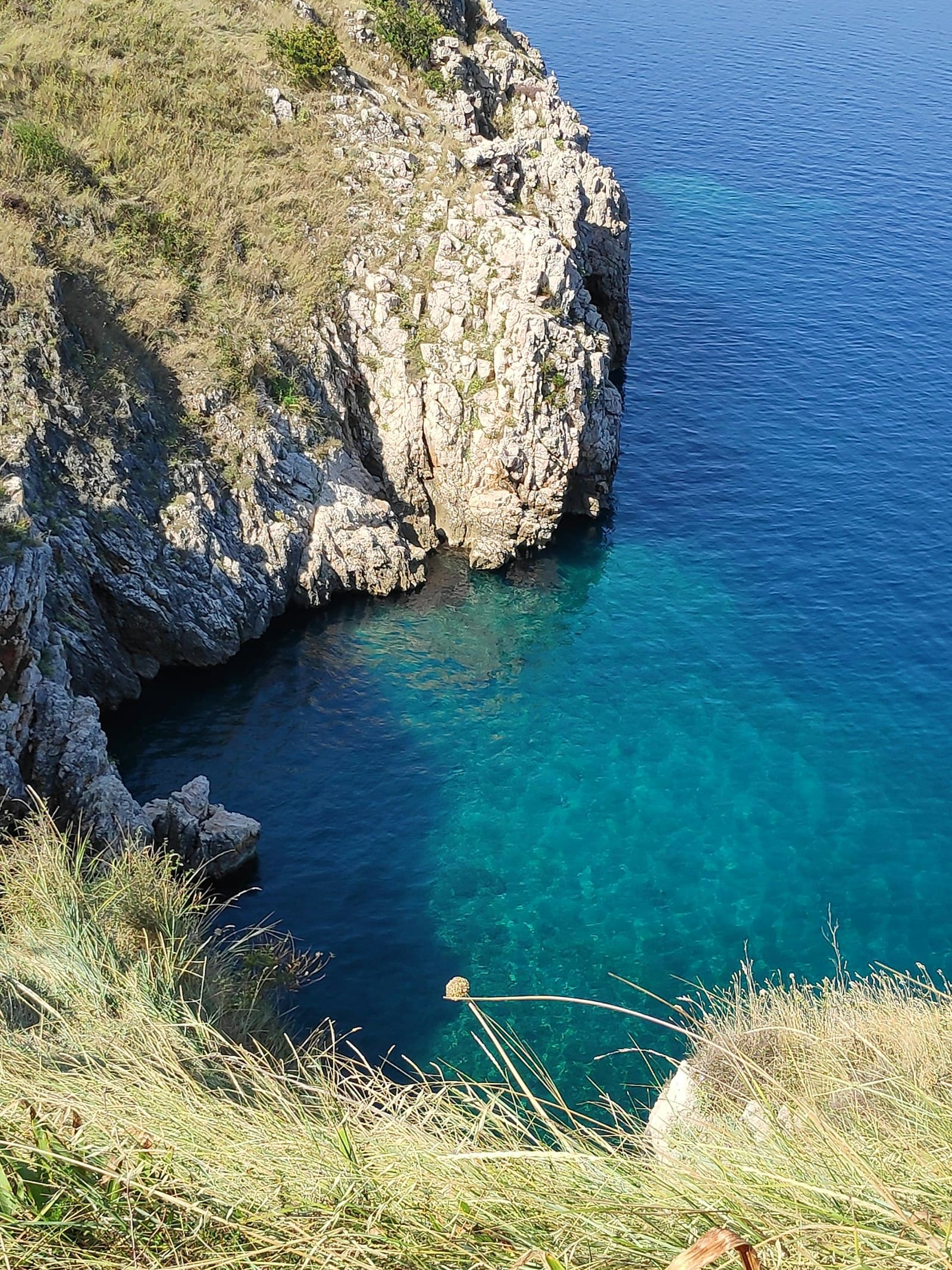 Tirkizne uvale pod liticama — razlog da se do plaže ide brodom, a ne autom