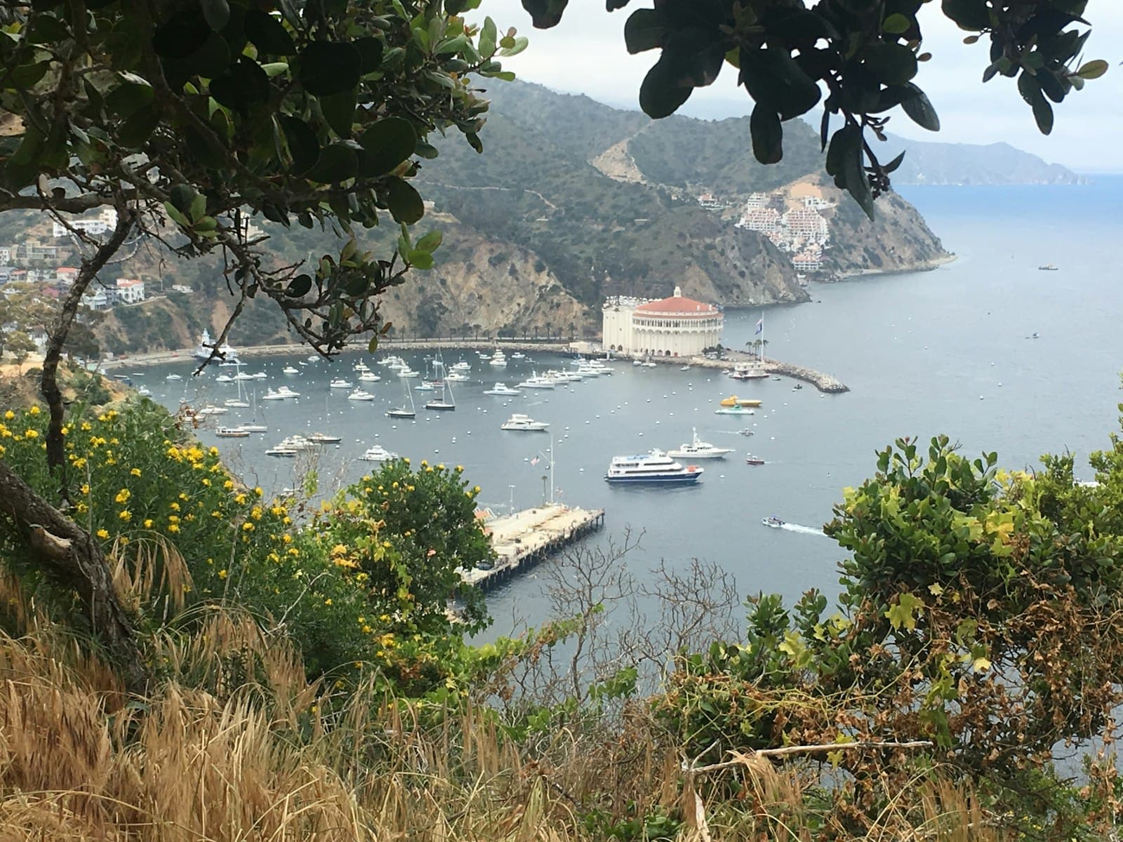 Marina i luka ispod priobalnog grada