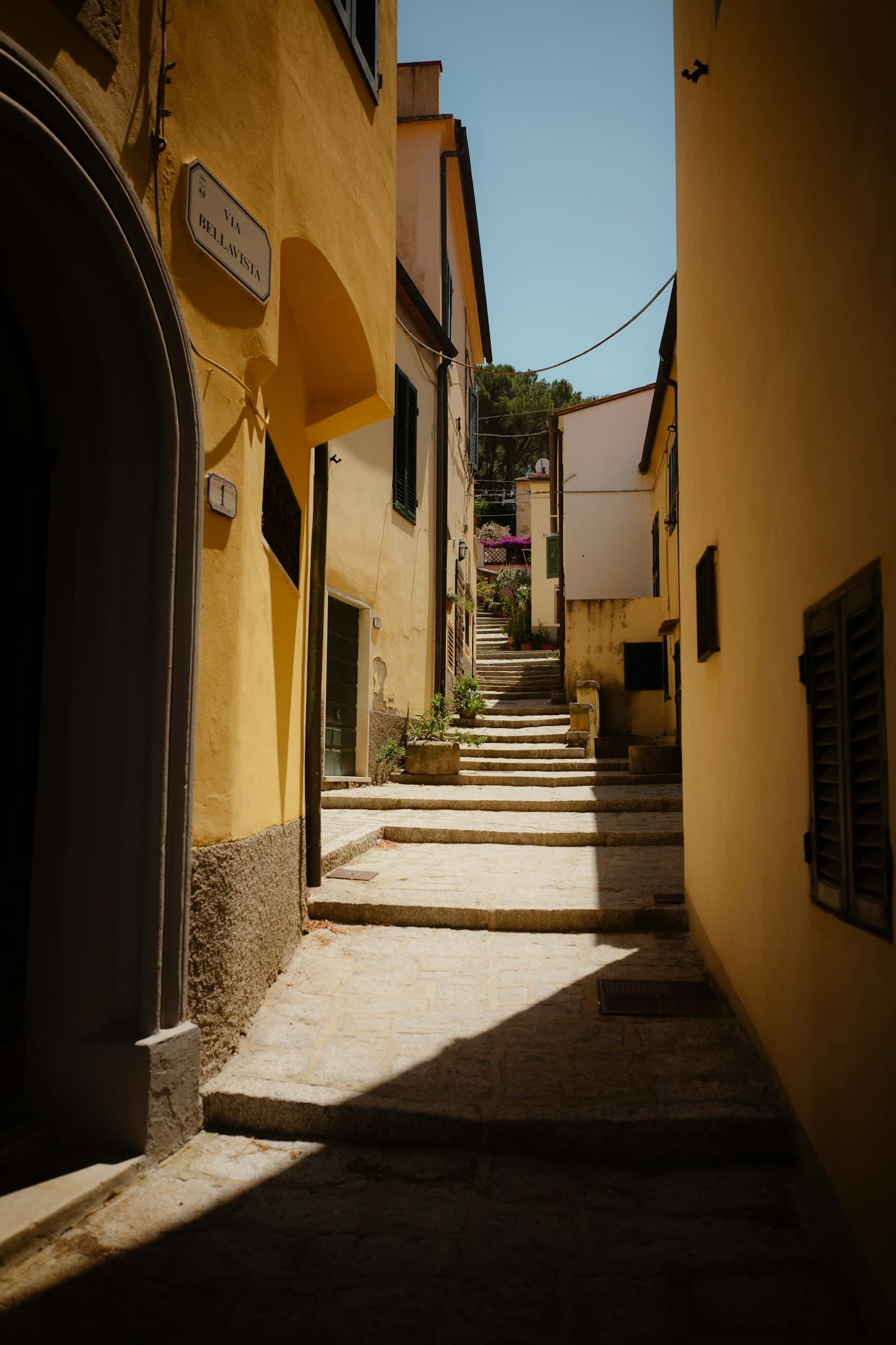 Prazna uličica u priobalnom gradu van sezone